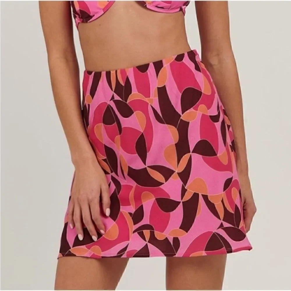 CHARLIE HOLIDAY NWT CATALINA 2 piece TOP AND SKIRT ABSTRACT SWIRL PINK SIZE 8